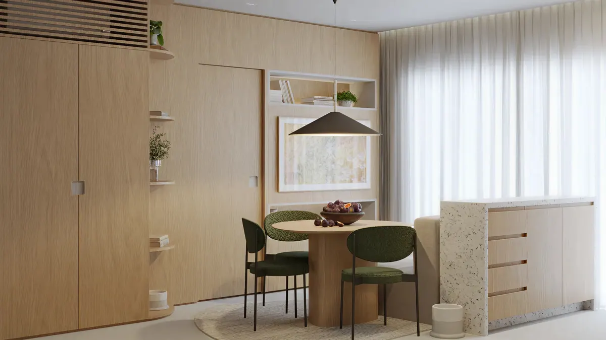 Sala de jantar com mesa redonda, cadeiras verdes, pendente cônico e parede de marcenaria em madeira clara