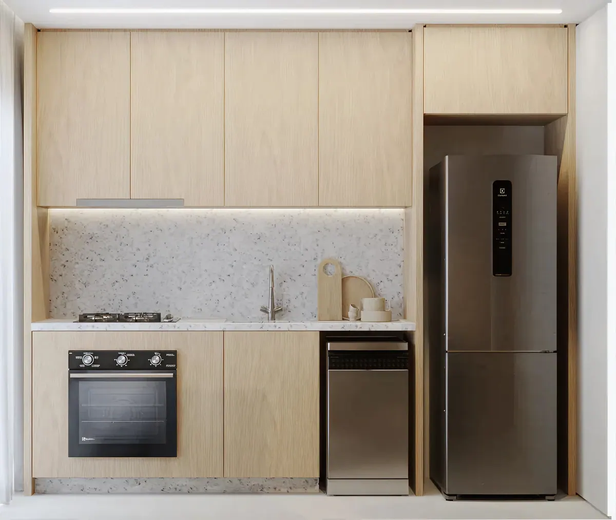 Cozinha linear com armários em madeira clara, bancada de granilite, forno embutido e geladeira inox