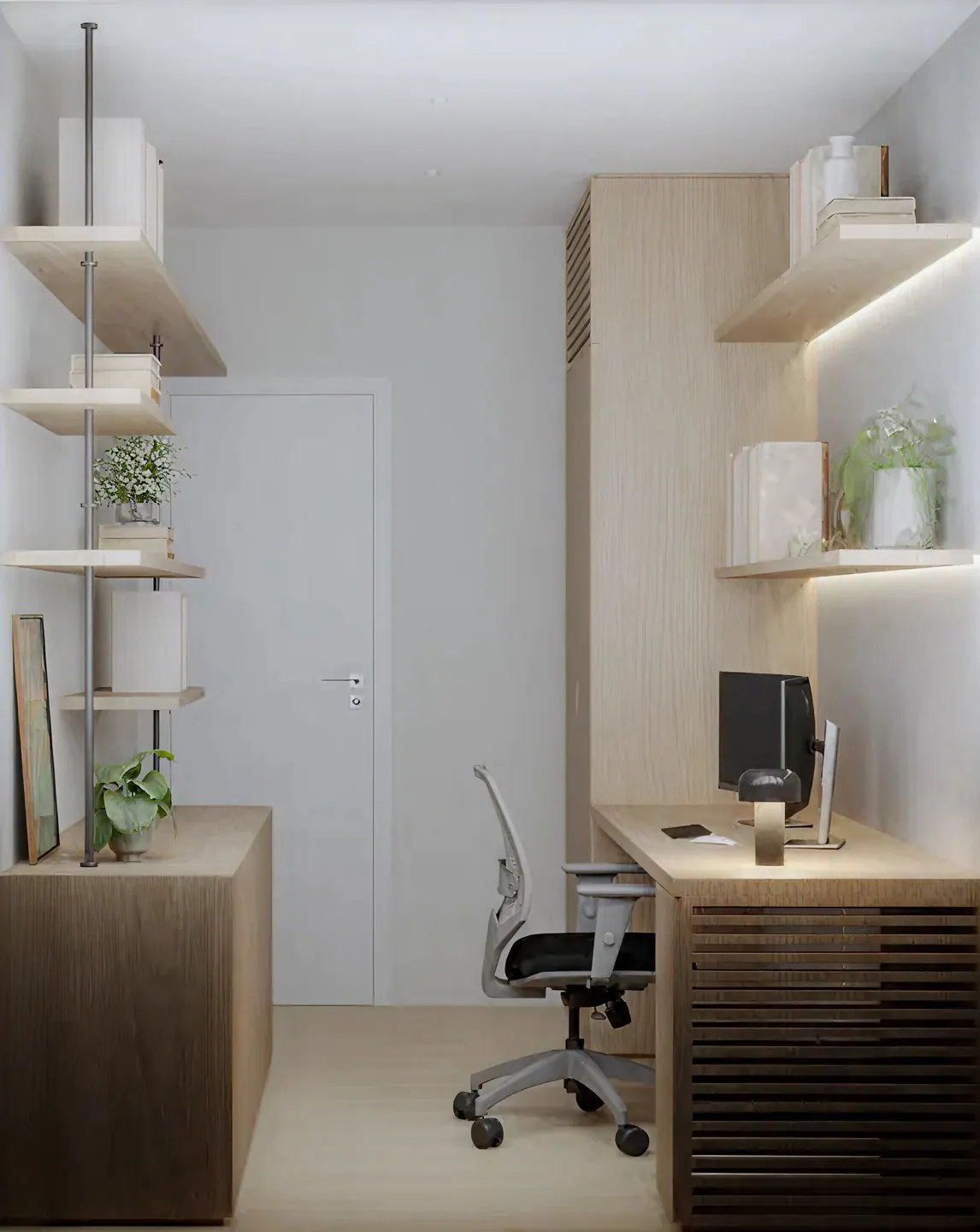 Home office visto da porta, com bancada de madeira e prateleiras dos dois lados