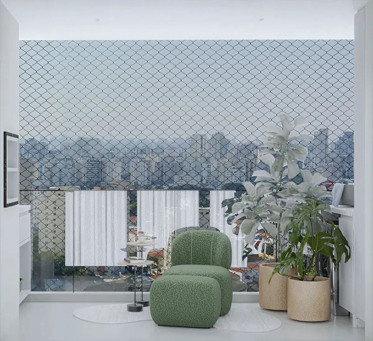 Varanda com rede de proteção, puffs verdes, vasos de plantas e vista para os prédios