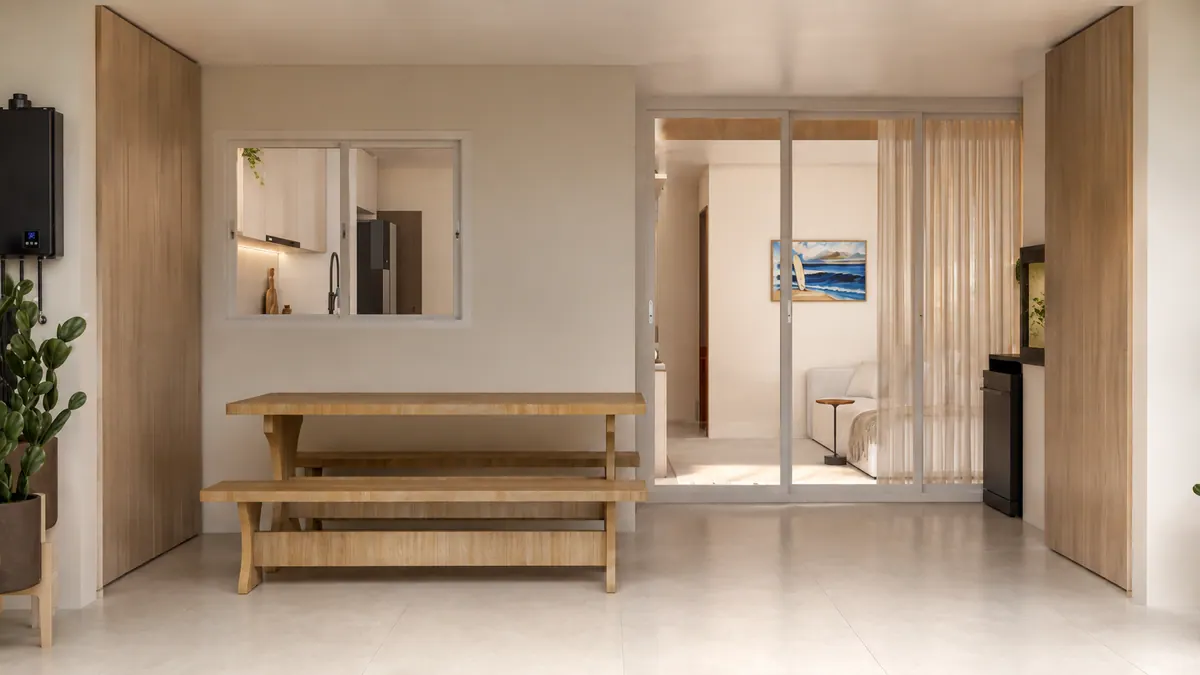 Varanda com mesa e bancos de madeira maciça e vista para a sala de estar