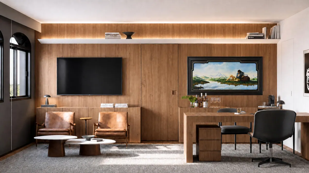 Escritório com painel de madeira, TV, quadro de paisagem, poltronas de couro e mesa de trabalho em madeira
